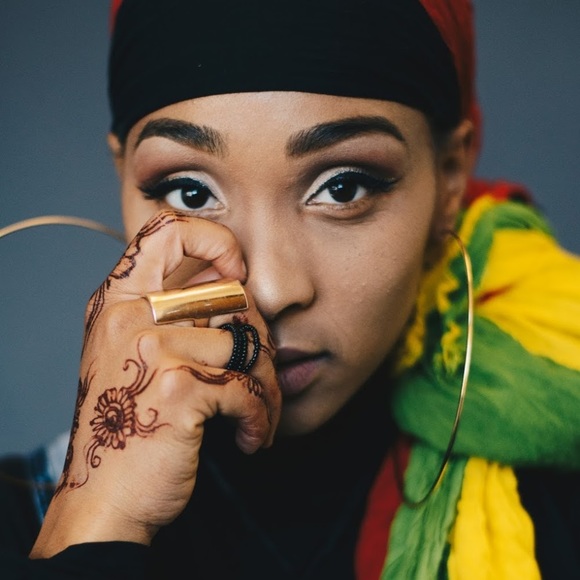 Meet your Posher, Alia - Picture 1 of 1